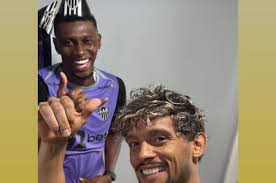 Com chapéu de festa do Atlético, Scarpa celebra aniversário de Cassierra