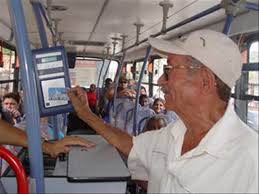 Resultado de imagem para foto de  carteira deidoso em onibus em salvador