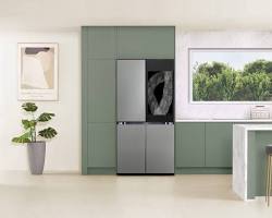 Изображение: smart refrigerator analyzing the nutritional content of food and suggesting healthy meal plans.