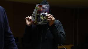 Ex-rikollispomo Raimo Tienhaara oikeuden eteen törkeistä rikoksista – kätki kasvonsa lehden taakse