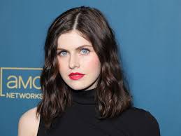 Alexandra Daddario: Bebê 'Bach' e Mulher-Maravilha?! 😱