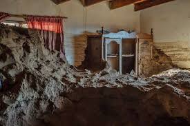 Pobladores de Meneadero, BC, buscan recuperar sus casas tras paso de Rachel