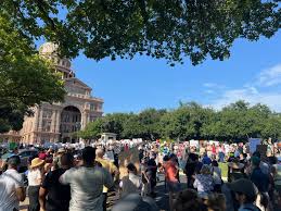 Protestos 'Sem Reis' no Texas Levantam Debates Sobre Imigração e Direitos - Imagen ilustrativa del artículo