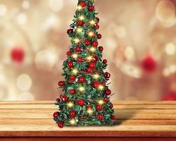 Immagine di Albero di Natale con luci e decorazioni
