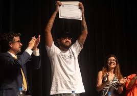 Emicida Doutor! Rapper Surpreende ao Receber Título da UFRGS!