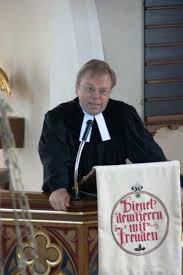 Pfarrer Reinhold Fritzsch bei der Predigt - Nördlingen