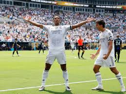 Real Madrid goleó al Valencia y sigue firme como líder en España