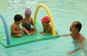 Resultado de imagem para crianças na piscina