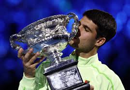Alcaraz bate Djokovic, é campeão do Australian Open e se torna mais jovem a vencer os 4 Grand Slams