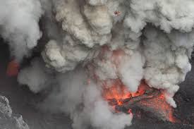 Veinte desaparecidos tras erupción del volcán Dokono en Indonesia