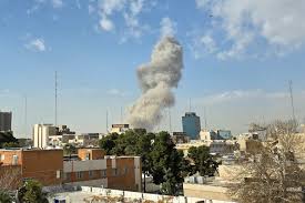 🚨🇮🇷🇮🇱🇾🇪 Iran's Revolutionary Guards say they've launched a first wave of attacks against Israel. At the same time, Yemen's Houthis announced they're going back to attacking ships in the Red Sea. Source: Yediot News