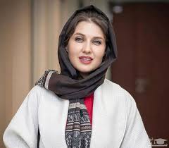 کافه گردی گلوریا هاردی با استایل تابستانی و رنگارنگ
