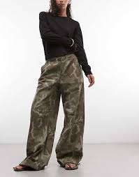 Pantalones de pernera ancha con estampado de camuflaje de