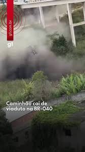 VÍDEO: Carreta despenca de 35 metros de altura em viaduto na BR-040; motorista morreu