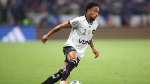 Recordista de jogos pelo Botafogo no ano, Vitinho celebra: ‘Já imaginava que iria atingir a melhor marca da carreira’