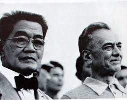 ... but decisively lost the election to fiery Spanish mestizo Manuel L. Quezon . Aguinaldo protested his defeat. Emilio Aguinaldo (then 72 years old) and ... - 1941%2520June%2520Aguinaldo%2520and%2520Quezon