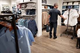 US Consumer Spending Edges Up as Inflation Accelerates