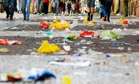 Resultado de imagem para pessoa jogando lixo na rua