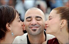 Argentine actress Martina Gusman (l) and Uruguayan actress and singer Elli Medeiros (r) kiss Argentine director Pablo Trapero during a photo call for the ... - _44659153_8498ef84-4512-47cc-9267-fea0b2b8eecd