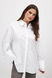 Camisa de algodón con detalle de puño Blanco | NA-KD — qué blusas y camisas de mujer se llevan en 2026 y cómo encontrarlas por foto