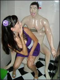 toilet en forma de muneco