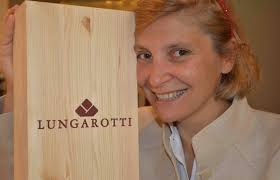 Chiara Lungarotti är en parant kvinna mitt i livet. Hon har tagit över efter sin legendariska far. Chiara är utbildad agronom och oenolog. - Sk%25C3%25A4rmavbild-2013-09-10-kl.-14.45.49