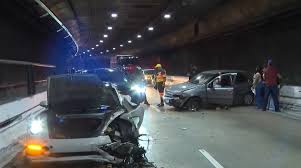 Mãe e filho são presos após acidente com Porsche em túnel em SP