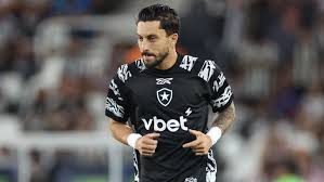 Alex Telles projeta duelo do Botafogo contra o Grêmio em Porto Alegre