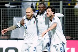 Jogadores da seleção italiana de futebol comemoram um gol em campo. Destacam-se os jogadores Andrea Pirlo, Mario Balotelli e…