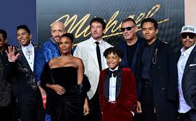 La familia Jackson apoya a Jaafar en el estreno de “Michael”; destaca ausencia de Paris, hija del fallecido cantante