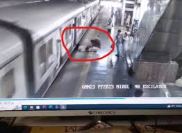 Mumbai Local Train Accident: Off-Duty Police Officer Rescues ...