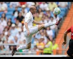 Зображення: Zinedine Zidane controlling the ball