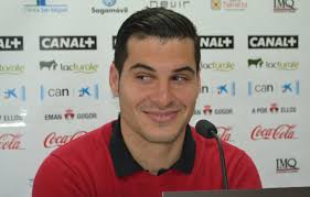 ... ha reconocido tras la rueda de prensa de presentación de Oriol Riera que el club rojillo está esperando una oferta del Villarreal por Andrés Fernández, ... - _dsc0101_5e4633b0