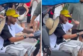 De férias, Neymar causa tumulto na Disney ao surgir de ‘motinha’