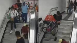 ¿Servicio digno? Usuaria en silla de ruedas es captada arrastrándose en escaleras del Metro CDMX