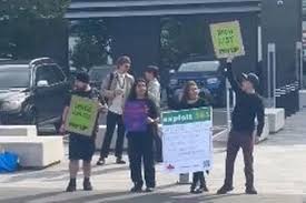 Protestas frente a la sede de Bet365 contra la fortuna de Denise Coates