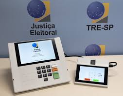 Urna eletrônica completa 30 anos no Brasil; saiba como é a votação eletrônica em outros países