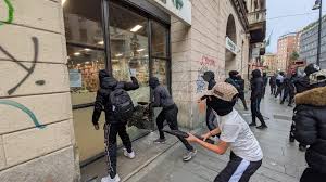 Guerriglia a Milano: 50 arrestati, solo 11 sono maggiorenni. Domani il cdm discute il decreto - I genitori dei ragazzi sotto accusa: “Non sapevamo nulla”