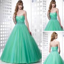 Resultado de imagem para vestidos de 15 años verde