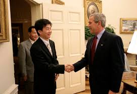 President George W. Bush welcomes Chol-hwan Kang to the Oval ... - 20050613-1_p45011-005-515h