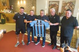 Grêmio presta homenagem ao prefeito de Chapecó por ajuda nas enchentes de 2024