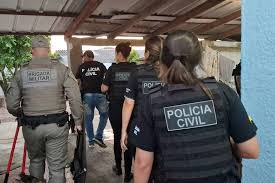 Suspeito de matar ex-mulher e os pais dela usou IA para simular voz e enganar ex-sogros, diz polícia
