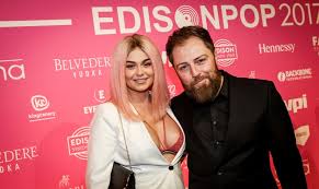 Roxanne Hazes houdt bescheiden bruiloft en broer André is getuige: 'Onze band is zo bijzonder geworden'