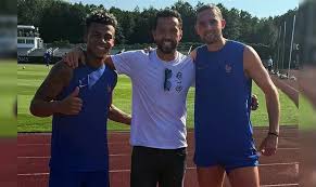 Nenê é tietado por jogadores da França antes de duelo contra Marrocos, pela quartas da Copa 2026