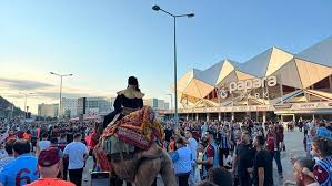 Salah sevgisi sınır tanımadı! Firavun kostümü ve deve