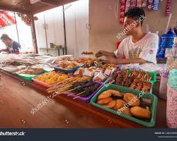 Gambar wedangan food stall with a variety of traditional Javanese dishes.