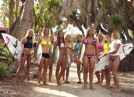 Resultado de imagem para girls surfer