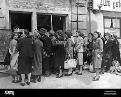 Frauen Schlange stehen Lebensmittelgeschäft Deutschland 1944
