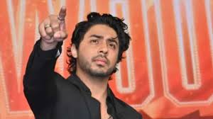 ‘জুতো চুরি’র খেলা বদলে গেল যুদ্ধে! শাহরুখ-পুত্র আরিয়ানের অচেনা রূপ প্রকাশ্যে