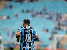 Ex-Grêmio, Douglas avalia os "Camisas 10" que passaram pelo clube após sua saída